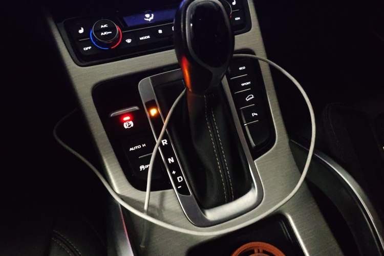 Used Geely Auto Emgrand X7 Sport 2018 1.8TD Automatic Two-Wheel Drive Smart 4G Connected Version Gear Lever