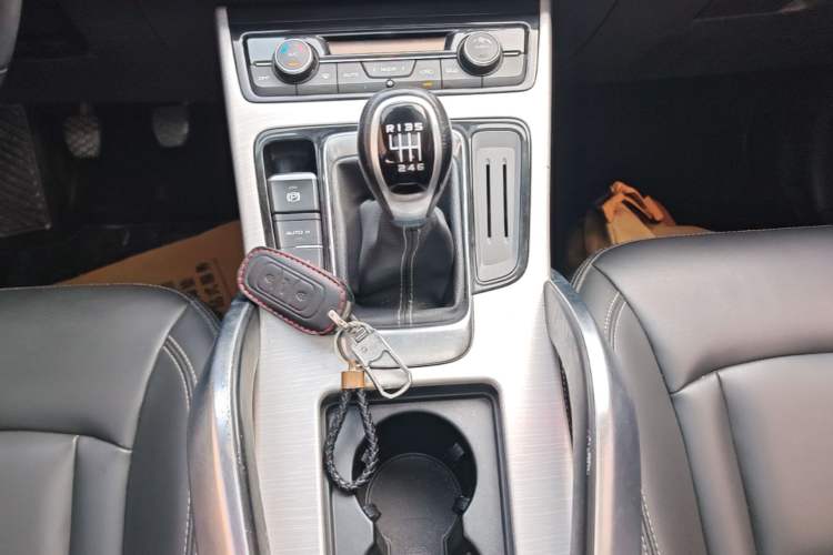 Used Geely Auto Emgrand X7 Sport 2018 2.0L Manual Two-Wheel Drive Zhiya Version Gear Lever