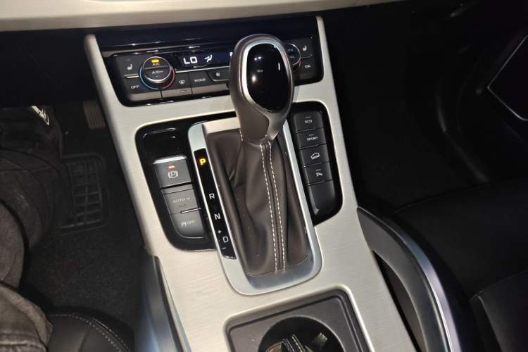 Used Geely Auto Emgrand X7 Sport 2018 1.8TD Automatic Two-Wheel Drive Smart Connect 4G Internet Edition Gear Lever