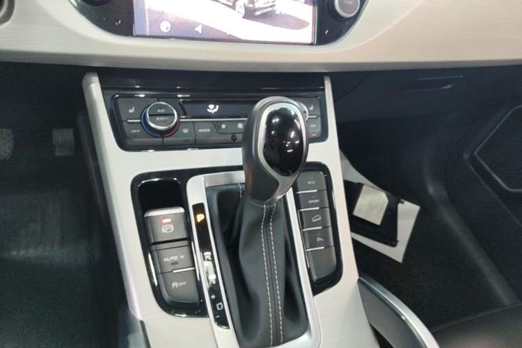 Used Geely Auto Emgrand X7 Sport 2018 1.8TD Automatic Two-Wheel Drive Smart Connect 4G Internet Edition Gear Lever