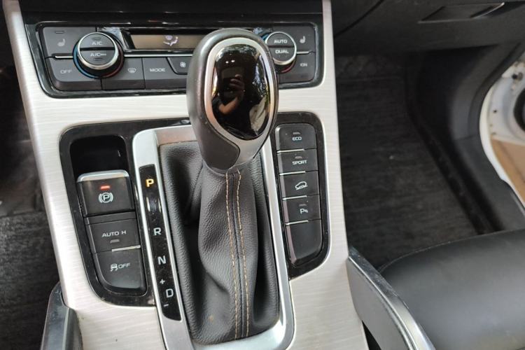 Used Geely Auto Emgrand X7 Sport 2018 1.8TD Automatic Two-Wheel Drive Smart Connect 4G Internet Edition Gear Lever