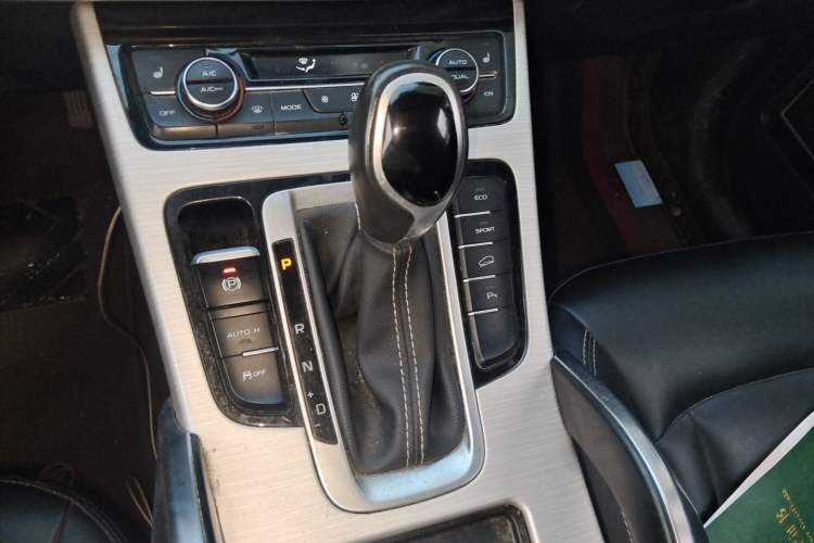 Used Geely Auto Emgrand X7 Sport 2018 Revised Version 1.8TD Automatic Two-Wheel Drive Smart Connectivity 4G-Enabled Edition Gear Lever