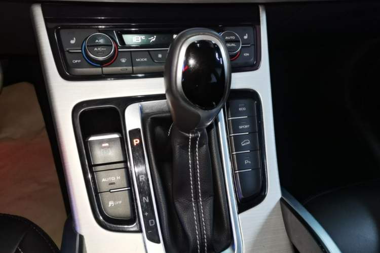 Used Geely Auto Emgrand X7 Sport 2018 1.8TD Automatic Two-Wheel Drive Smart Connect 4G Internet Edition Gear Lever