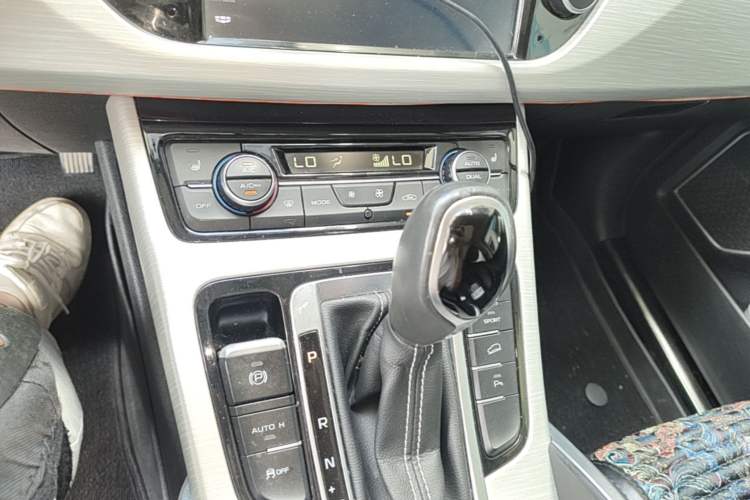 Used Geely Auto Emgrand X7 Sport 2018 1.8TD Automatic Two-Wheel Drive Smart Connect 4G Internet Edition Gear Lever