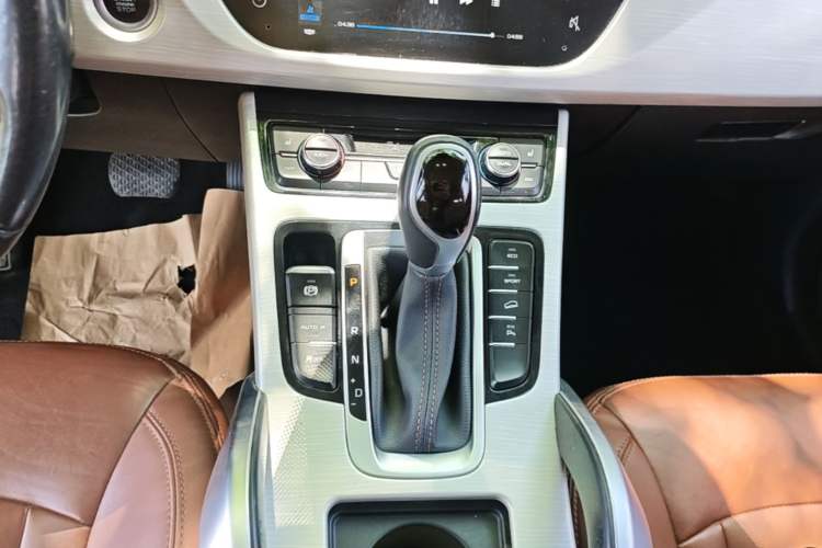 Used Geely Auto Emgrand X7 Sport 2018 1.8TD Automatic Two-Wheel Drive ZhiZun Model with 4G Connectivity Gear Lever