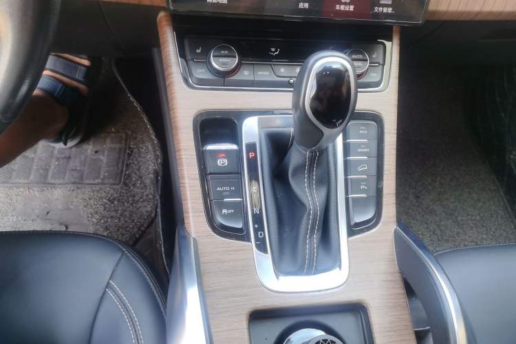 Used Geely Auto Emgrand X7 Sport 2018 1.8TD Automatic Two-Wheel Drive Smart Connect 4G Internet Edition Gear Lever