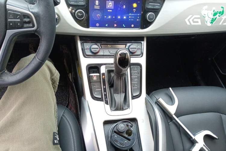 Used Geely Auto Emgrand X7 Sport 2018 1.8TD Automatic Two-Wheel Drive Smart Connect 4G Internet Edition Gear Lever
