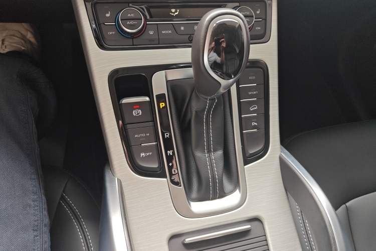 Used Geely Auto Emgrand X7 Sport 2018 1.8TD Automatic Two-Wheel Drive Smart Connect 4G Internet Edition Gear Lever