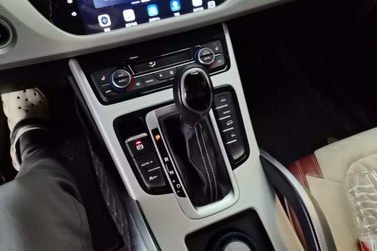 Used Geely Auto Emgrand X7 Sport 2018 1.8TD Automatic Two-Wheel Drive Smart Connect 4G Internet Edition Gear Lever
