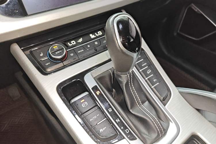 Used Geely Auto Emgrand X7 Sport 2018 1.8TD Automatic Two-Wheel Drive Smart Connect 4G Internet Edition Gear Lever