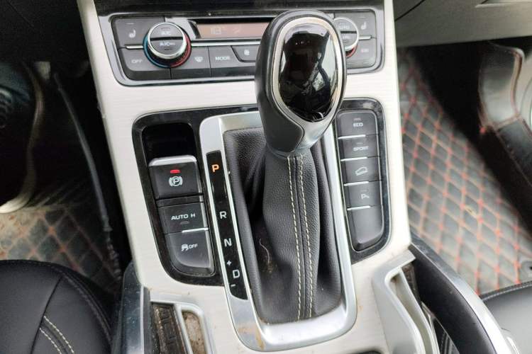 Used Geely Auto Emgrand X7 Sport 2018 1.8TD Automatic Two-Wheel Drive Smart Connect 4G Internet Edition Gear Lever