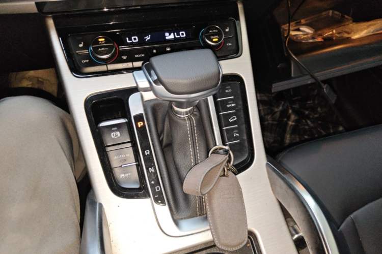 Used Geely Auto Emgrand X7 Sport 2018 1.8TD Automatic Two-Wheel Drive Smart Connect 4G Internet Edition Gear Lever