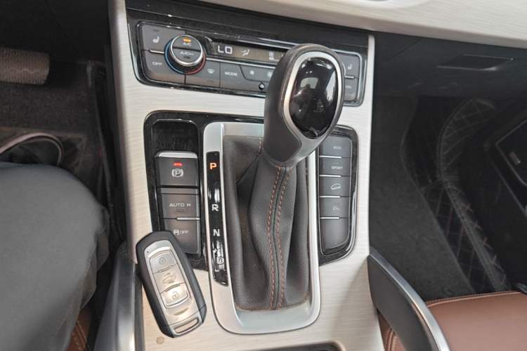 Used Geely Auto Emgrand X7 Sport 2018 1.8TD Automatic Two-Wheel Drive ZhiZun Model with 4G Connectivity Gear Lever