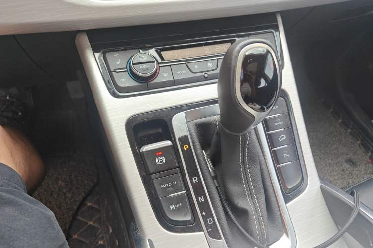 Used Geely Auto Emgrand X7 Sport 2018 1.8TD Automatic Two-Wheel Drive Smart Connect 4G Internet Edition Gear Lever
