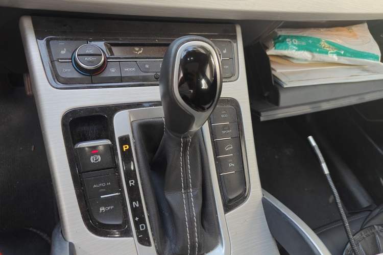 Used Geely Auto Emgrand X7 Sport 2018 1.8TD Automatic Two-Wheel Drive Smart Connect 4G Internet Edition Gear Lever