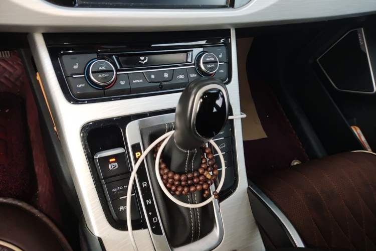 Used Geely Auto Emgrand X7 Sport 2018 1.8TD Automatic Two-Wheel Drive Smart Connect 4G Internet Edition Gear Lever