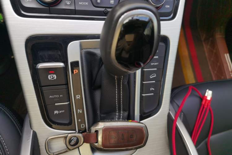 Used Geely Auto Emgrand X7 Sport 2018 1.8TD Automatic Two-Wheel Drive Smart Connect 4G Internet Edition Gear Lever