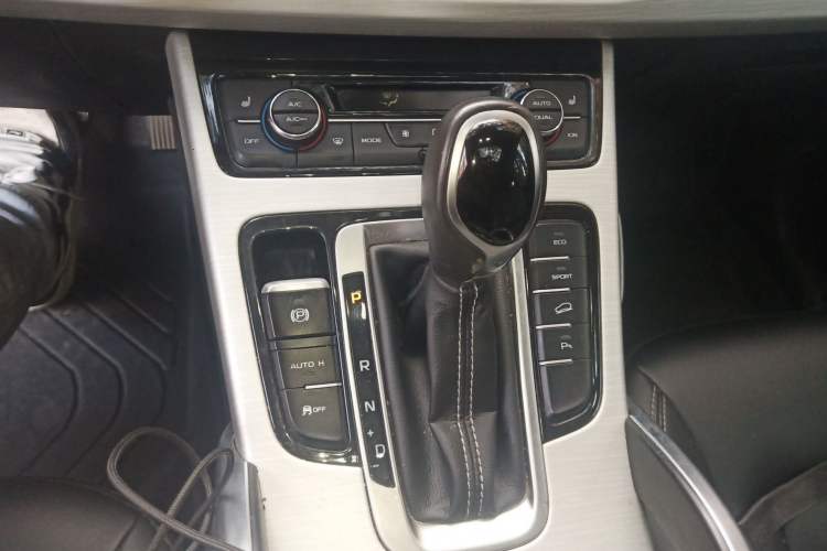 Used Geely Auto Emgrand X7 Sport 2018 1.8TD Automatic Two-Wheel Drive Smart Connect 4G Internet Edition Gear Lever
