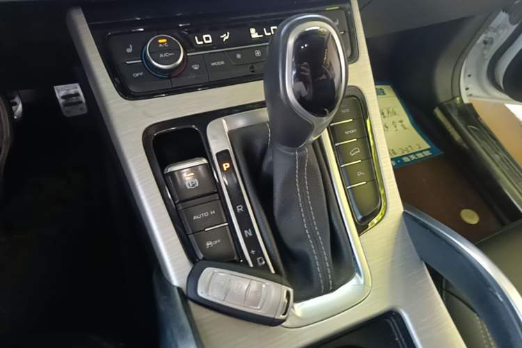 Used Geely Auto Emgrand X7 Sport 2018 1.8TD Automatic Two-Wheel Drive Smart 4G Connected Version Gear Lever