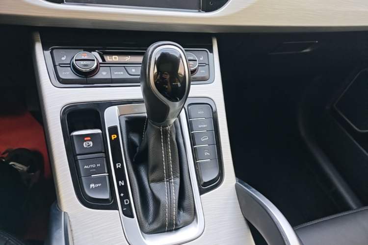 Used Geely Auto Emgrand X7 Sport 2018 1.8TD Automatic Two-Wheel Drive Smart Connect 4G Internet Edition Gear Lever