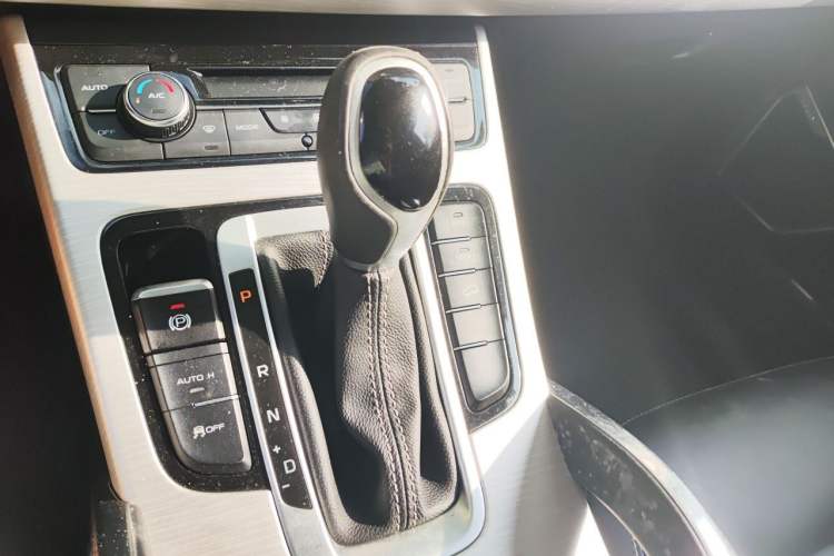 Used Geely Auto Emgrand X7 Sport 2018 1.8TD Automatic Two-Wheel Drive Zhiya Model Gear Lever
