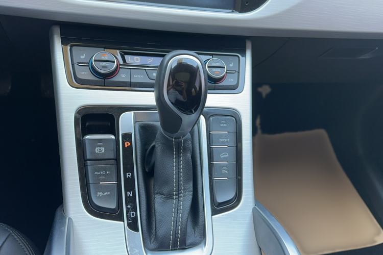 Used Geely Auto Emgrand X7 Sport 2018 1.8TD Automatic Two-Wheel Drive Smart Connect 4G Internet Edition Gear Lever