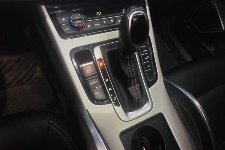 Used Geely Auto Emgrand X7 Sport 2018 1.8TD Automatic Two-Wheel Drive Smart Connect 4G Internet Edition Gear Lever
