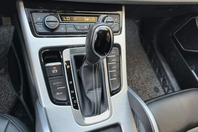 Used Geely Auto Emgrand X7 Sport 2018 Revised Version 1.8TD Automatic Two-Wheel Drive Smart Connectivity 4G-Enabled Edition Gear Lever