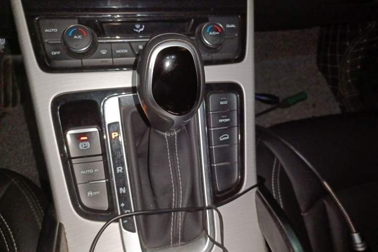 Used Geely Auto Emgrand X7 Sport 2018 1.8TD Automatic Two-Wheel Drive Zhiya Model Gear Lever