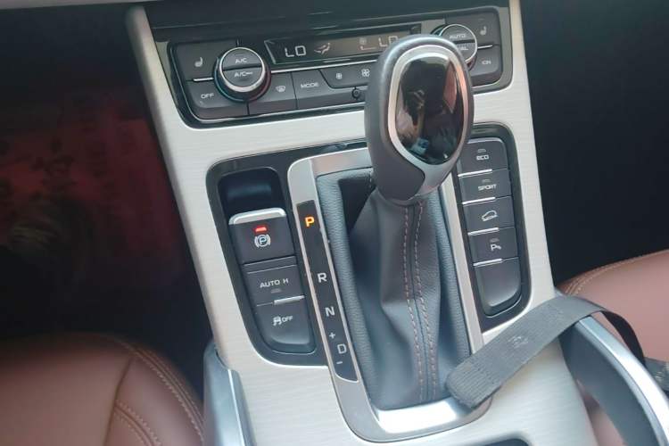 Used Geely Auto Emgrand X7 Sport 2018 1.8TD Automatic Two-Wheel Drive ZhiZun Model with 4G Connectivity Gear Lever