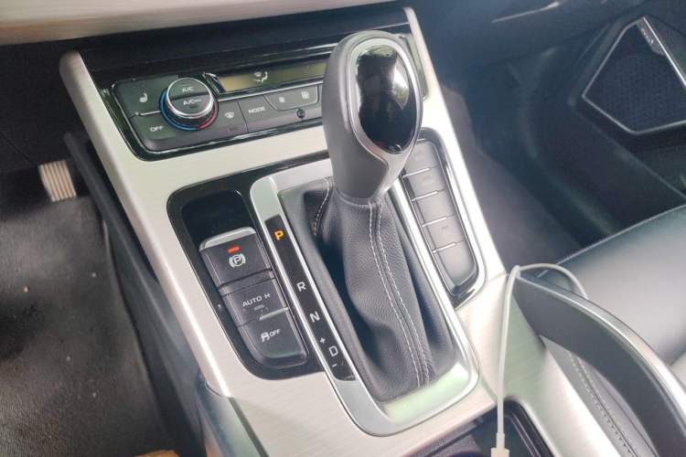 Used Geely Auto Emgrand X7 Sport 2018 1.8TD Automatic Two-Wheel Drive Smart 4G Connected Version Gear Lever