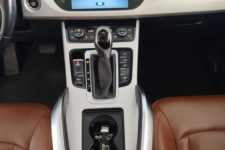 Used Geely Auto Emgrand X7 Sport 2018 1.8TD Automatic All-Wheel-Drive ZhiZun Model with 4G Connectivity Gear Lever