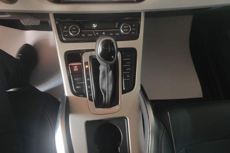 Used Geely Auto Emgrand X7 Sport 2018 1.8TD Automatic Two-Wheel Drive Smart Connect 4G Internet Edition Gear Lever