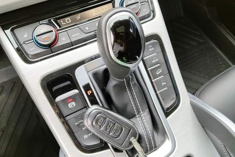 Used Geely Auto Emgrand X7 Sport 2018 1.8TD Automatic Two-Wheel Drive Smart Connect 4G Internet Edition Gear Lever