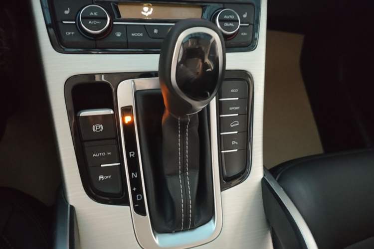 Used Geely Auto Emgrand X7 Sport 2018 1.8TD Automatic Two-Wheel Drive Smart Connect 4G Internet Edition Gear Lever