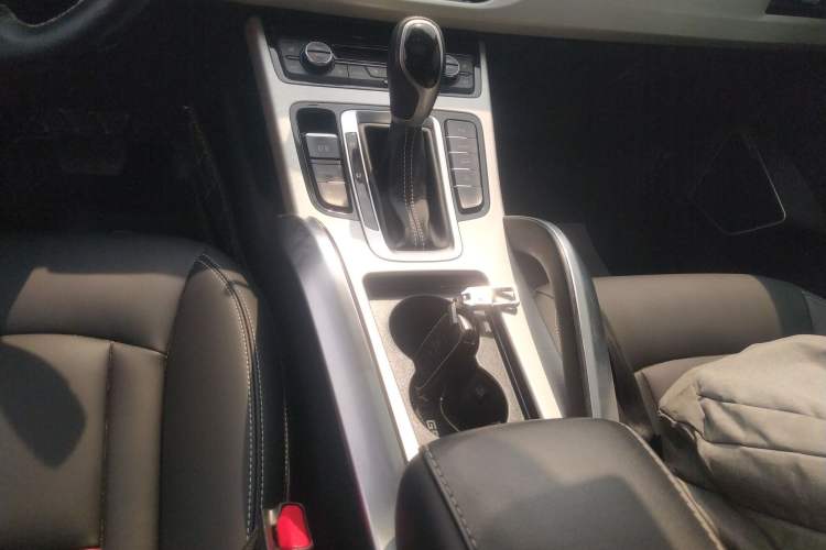 Used Geely Auto Emgrand X7 Sport 2018 1.8TD Automatic Two-Wheel Drive Smart Connect 4G Internet Edition Gear Lever