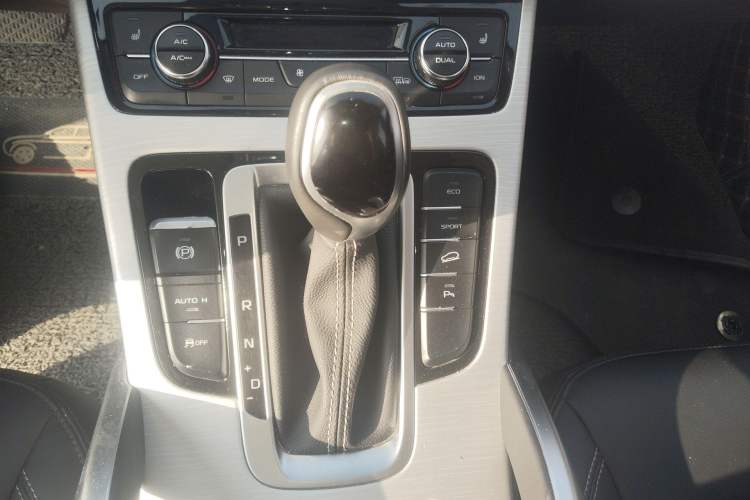 Used Geely Auto Emgrand X7 Sport 2018 1.8TD Automatic Two-Wheel Drive Smart Connect 4G Internet Edition Gear Lever
