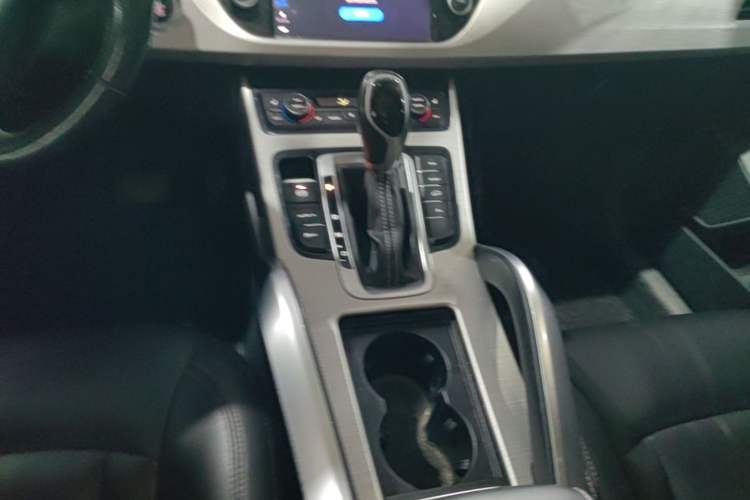 Used Geely Auto Emgrand X7 Sport 2018 1.8TD Automatic Two-Wheel Drive Smart Connect 4G Internet Edition Gear Lever