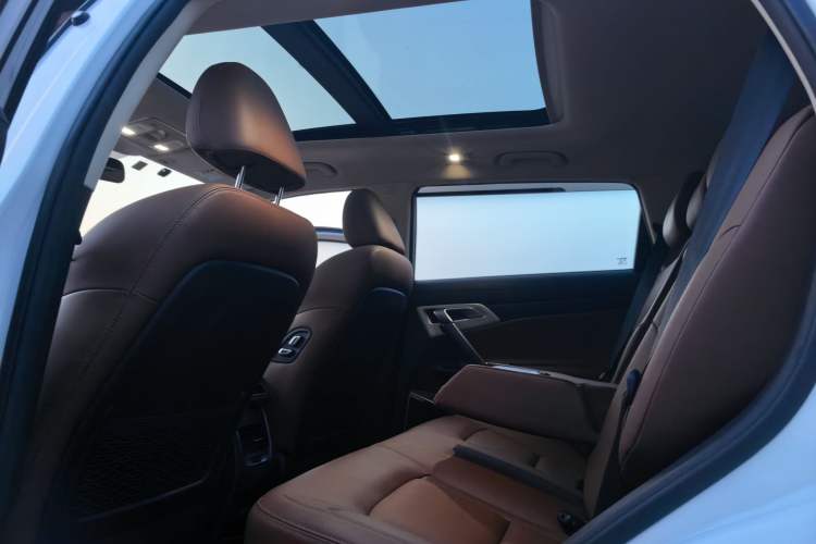 Used Geely Auto Emgrand X7 Sport 2018 1.8TD Automatic Two-Wheel Drive ZhiZun Model with 4G Connectivity Headliner