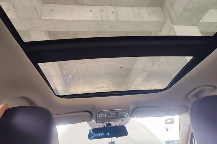Used Geely Auto Emgrand X7 Sport 2018 1.8TD Automatic Two-Wheel Drive Smart Connect 4G Internet Edition Headliner