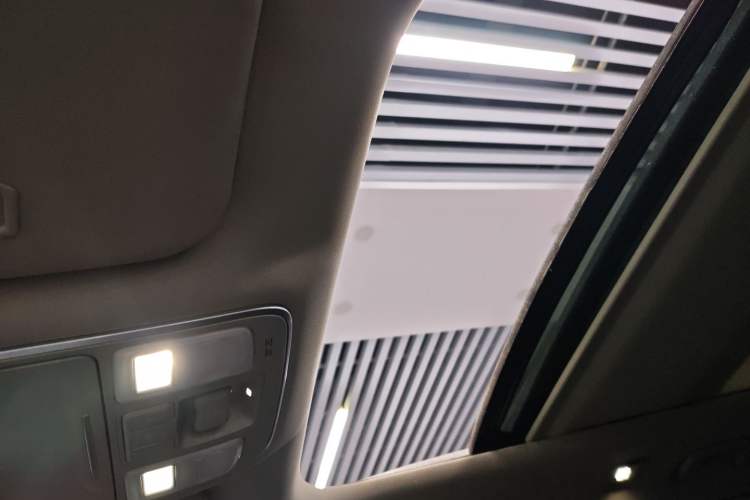 Used Geely Auto Emgrand X7 Sport 2018 1.8TD Automatic Two-Wheel Drive Smart Connect 4G Internet Edition Headliner