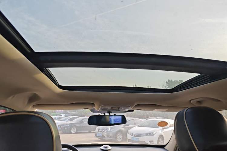 Used Geely Auto Emgrand X7 Sport 2018 1.8TD Automatic Two-Wheel Drive Smart Connect 4G Internet Edition Headliner