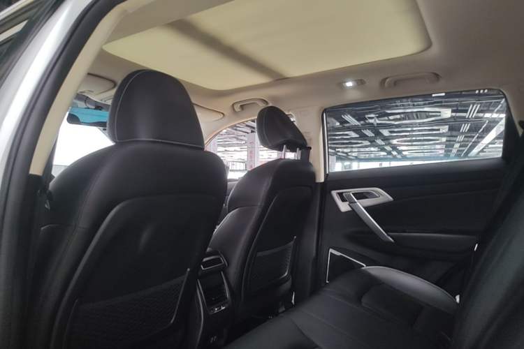 Used Geely Auto Emgrand X7 Sport 2018 1.8TD Automatic Two-Wheel Drive Smart Connect 4G Internet Edition Headliner