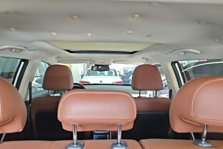 Used Geely Auto Emgrand X7 Sport 2018 1.8TD Automatic Two-Wheel Drive ZhiZun Model with 4G Connectivity Headliner