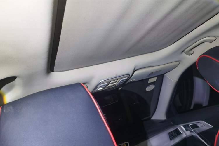Used Geely Auto Emgrand X7 Sport 2018 1.8TD Automatic Two-Wheel Drive Smart Connect 4G Internet Edition Headliner