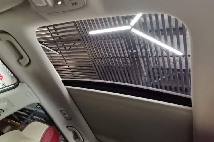 Used Geely Auto Emgrand X7 Sport 2018 1.8TD Automatic Two-Wheel Drive Smart Connect 4G Internet Edition Headliner