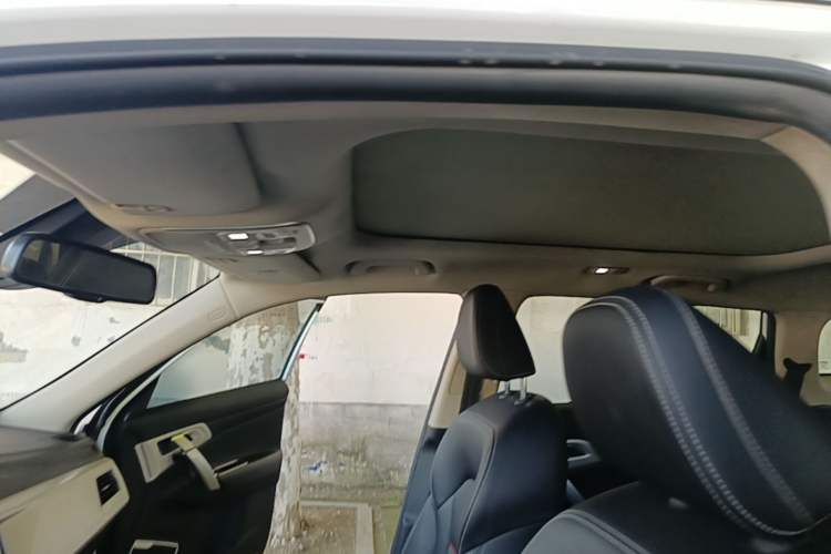 Used Geely Auto Emgrand X7 Sport 2018 1.8TD Automatic Two-Wheel Drive Smart 4G Connected Version Headliner