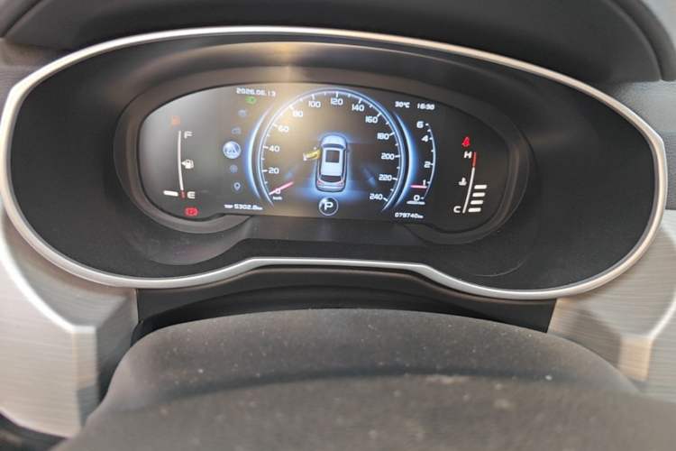 Used Geely Auto Emgrand X7 Sport 2018 1.8TD Automatic Two-Wheel Drive ZhiZun Model with 4G Connectivity Instrument Cluster
