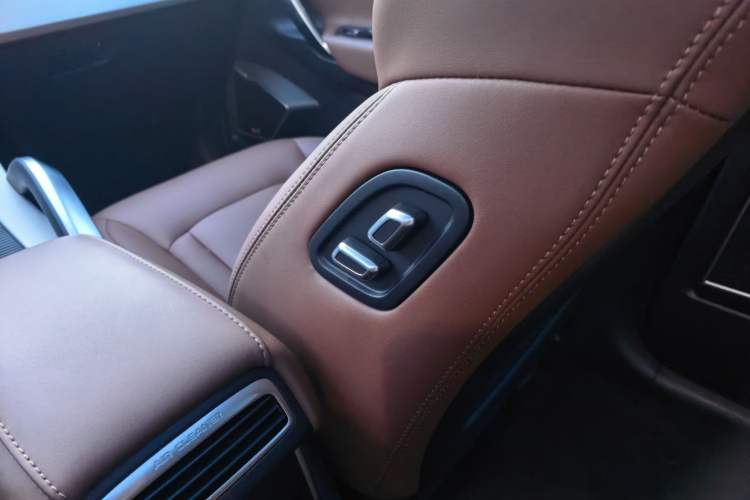 Used Geely Auto Emgrand X7 Sport 2018 1.8TD Automatic Two-Wheel Drive ZhiZun Model with 4G Connectivity Interior 1