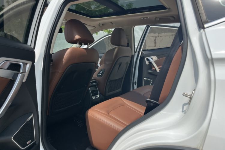 Used Geely Auto Emgrand X7 Sport 2018 1.8TD Automatic Two-Wheel Drive ZhiZun Model with 4G Connectivity Interior 1
